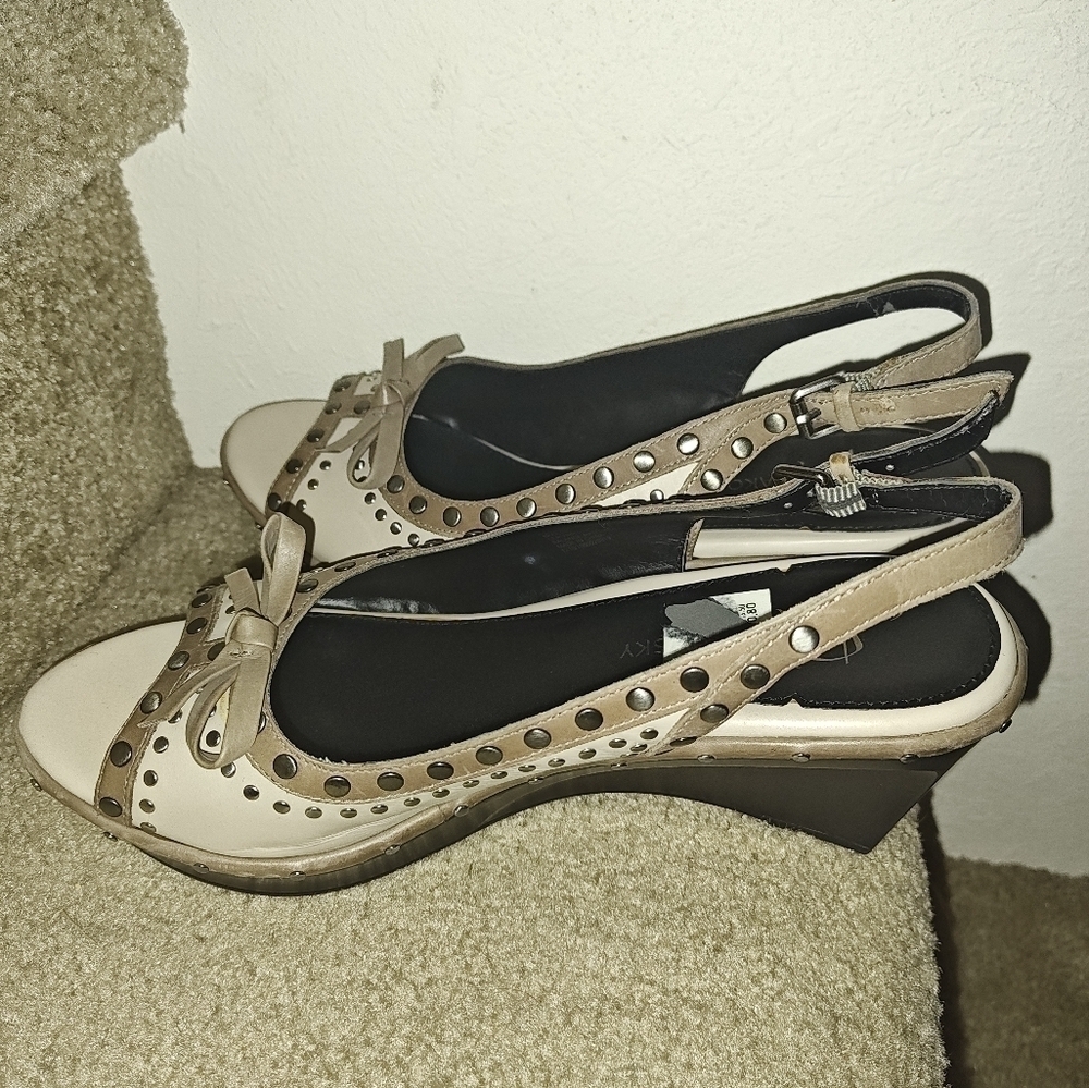 B Makowsky Sami Women's Deep Ivory/Brown Leather Peep Toe Sling Back Wedge - Picture 2 of 5